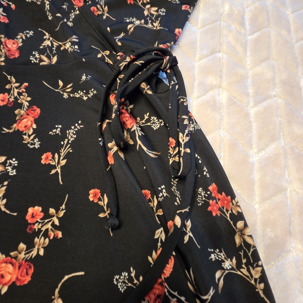 Kaileigh Dark Floral Wrap Mini Dress Size M - Picture 7 of 10